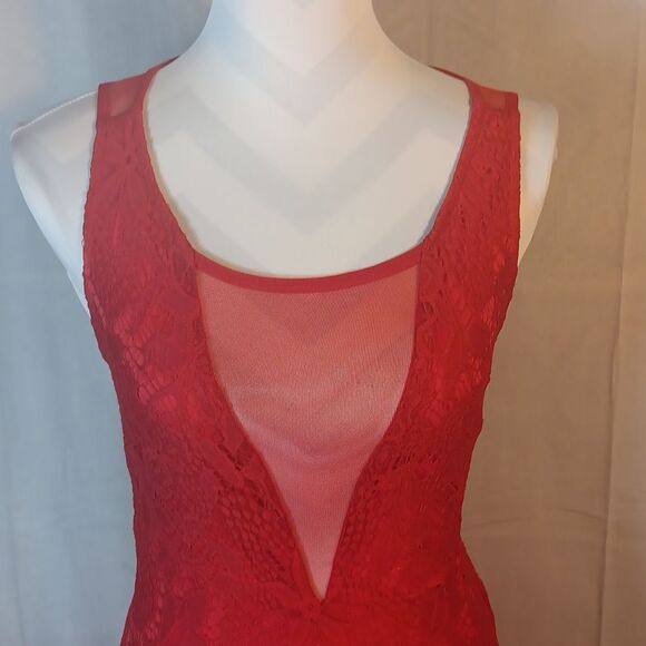 Elegant Red Bodycon Lace Dress - Picture 2 of 10